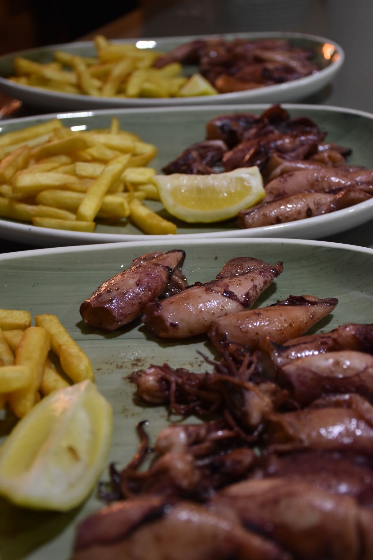 Svježe pečena riječna pastrva iz našeg bazena, poslužena s blitvom