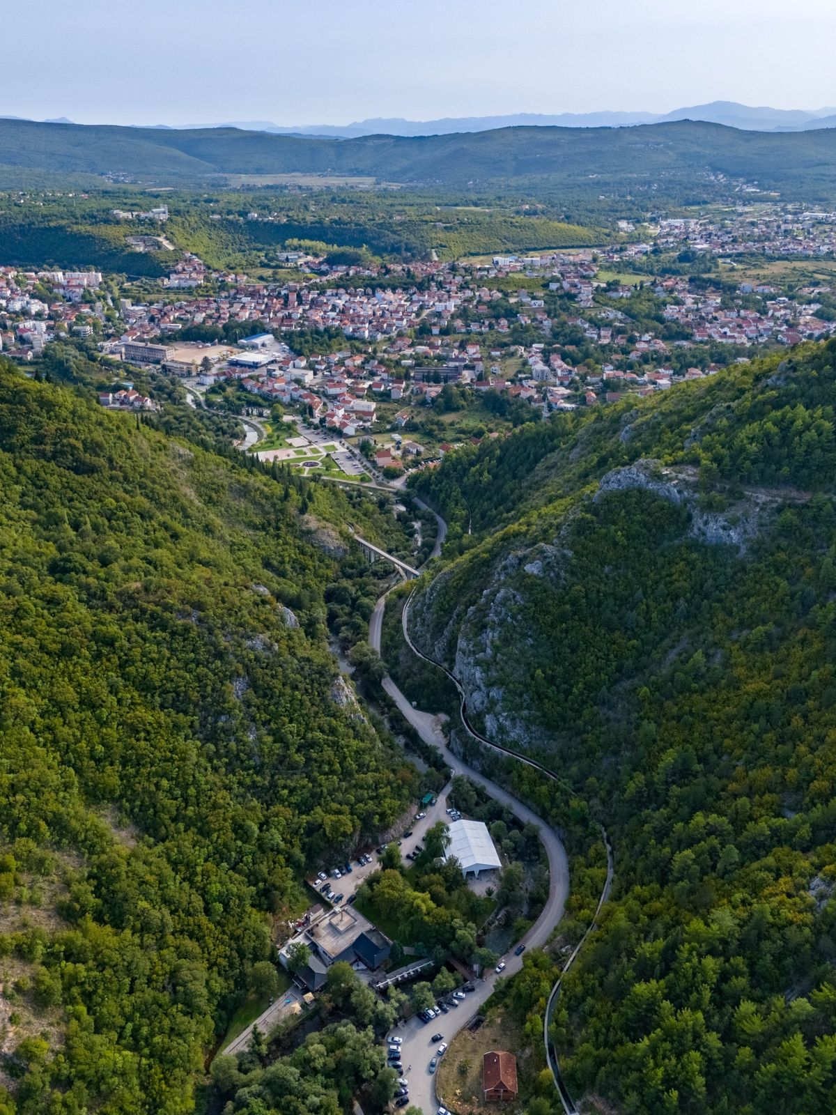 Spektakularan pogled iz zraka na gorske stijene koje okružuju restoran